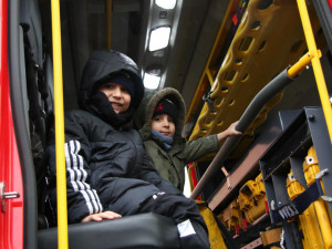 Děti měly z návštěvy hasičů ohromnou radost.