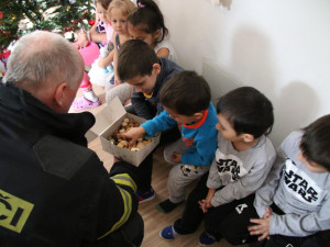 ViDěti měly z návštěvy hasičů ohromnou radost.ewImage (2)