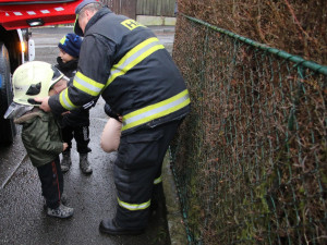 Děti měly z návštěvy hasičů ohromnou radost.