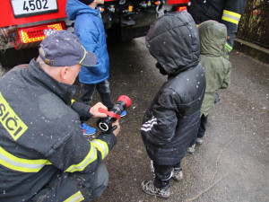 Děti měly z návštěvy hasičů ohromnou radost.