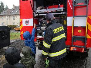 Děti měly z návštěvy hasičů ohromnou radost.