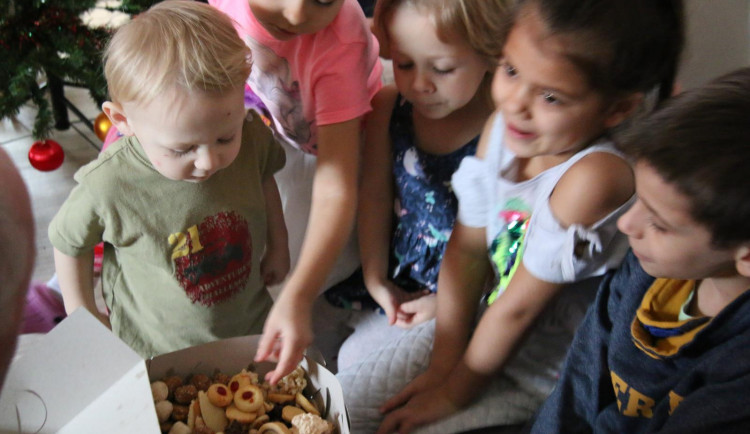 Děti měly z návštěvy hasičů ohromnou radost.