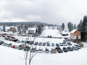 Lyžaři v Bedřichově si ode dneška připlatí za parkování