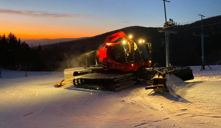 Většina areálů spustila provoz, stále ale chybí sníh