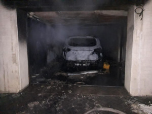 Auto v podzemní garáži rodinného domu začalo hořet. Škoda je milion
