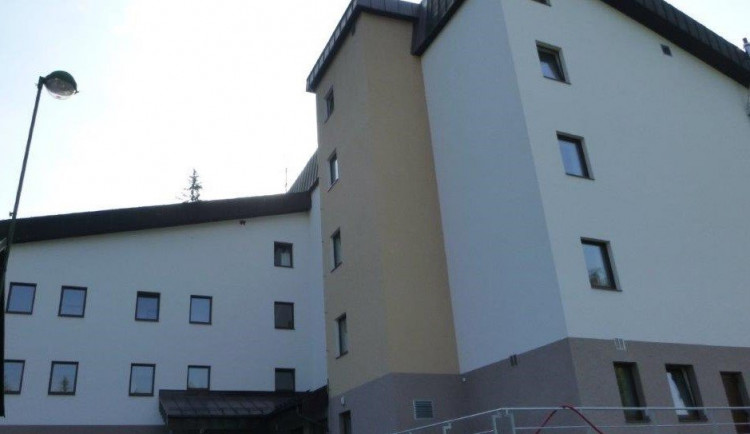 Harrachov přestavěl učiliště na dům s pečovatelskou službou