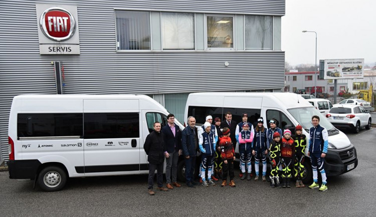 Nové mikrobusy pro mladé liberecké lyžaře.
