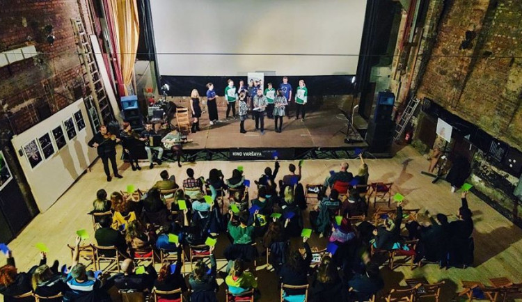 Zápas v divadelní improvizaci? Ve Varšavě se utkají dva herecké spolky