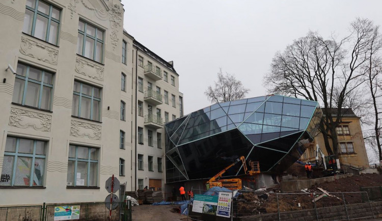 V centru Jablonce roste obří krystal za 57 milionů, ukrývat bude vánoční ozdoby