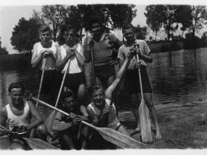 Miloš Zapletal dole uprostżed