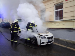 FOTO: V Jablonci vyjížděli hasiči k hořícímu autu