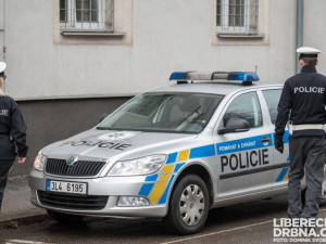 Policisté hledají svědky nehody v Mníšku. Při srážce aut se zranili dva lidé