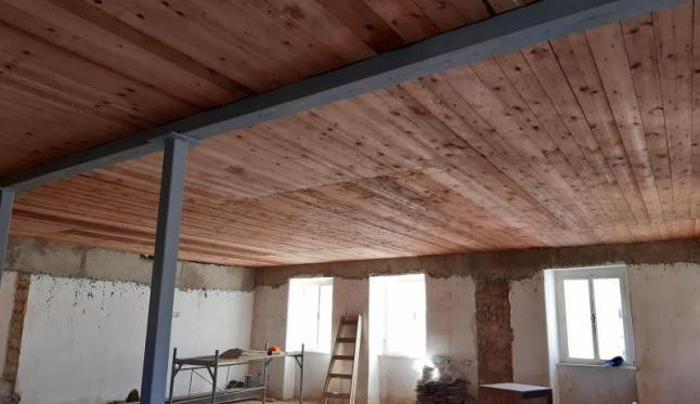 Dům na frýdlantském náměstí má špatnou statiku. Probíhá jeho zajištění