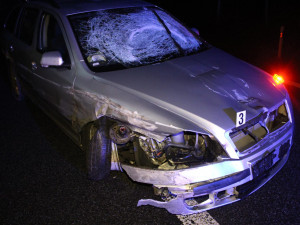 Nezvládl projet rádelskou křižovatku a havaroval.