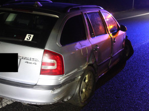 Nezvládl projet rádelskou křižovatku a havaroval.