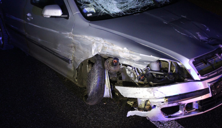 Nezvládl projet rádelskou křižovatku a havaroval.