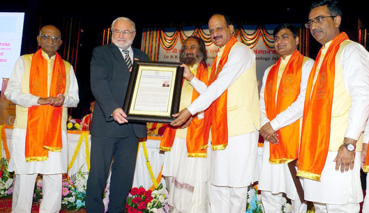 Profesor Hes přebírá čestný doktorát.