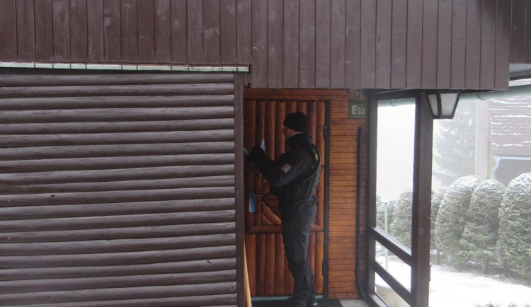 Policisté kontrolovali rekreační objekty na Bedřichově.