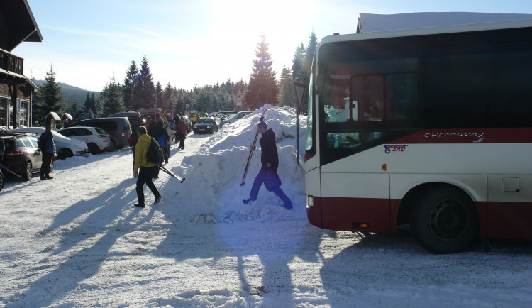 Autobusem i vlakem na lyže. Speciální linky vozí lyžaře až ke stopě