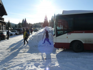 Autobusem i vlakem na lyže. Speciální linky vozí lyžaře až ke stopě