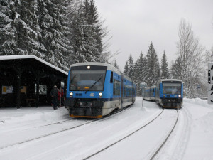 Harrachov-2xStadler_zastávka_zima_2017-12