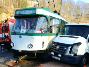 V Jablonci se střetla tramvaj s dodávkou. Jedna osoba skončila v nemocnici