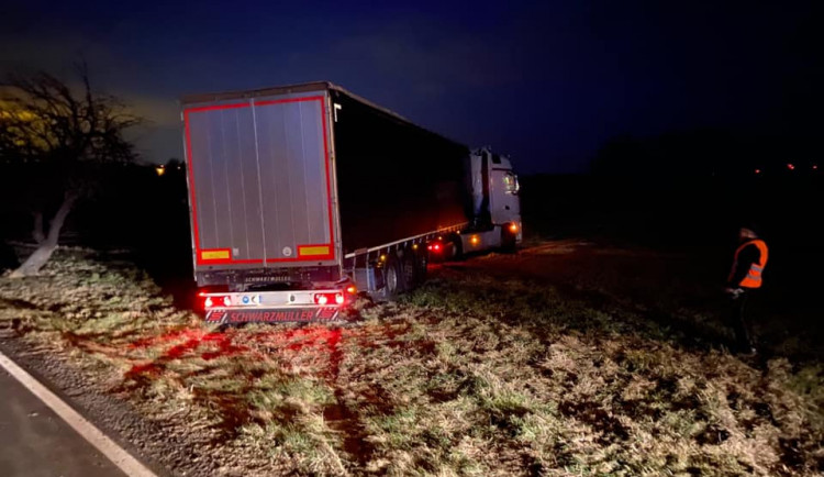 FOTO: Kamion uvízl u Hrádku v poli. Řidič se chtěl otočit