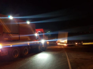 Kamion uvízl v poli