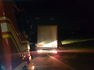 Kamion uvízl v poli