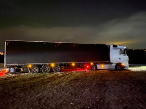 Kamion uvízl v poli