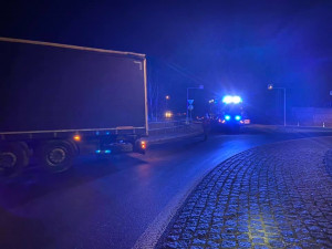 Kamion uvízl v poli