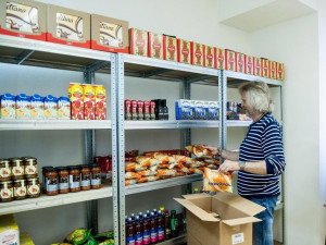Potravinová banka rozděluje jídlo potřebným. Kraj na její provoz přidá tři sta tisíc