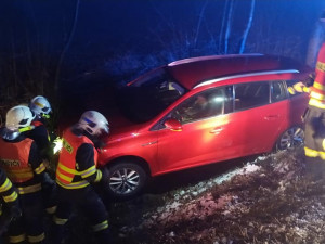 FOTO: Na Albrechťáku havarovalo auto, řidič nezvládl zatáčku a vylétl ze silnice