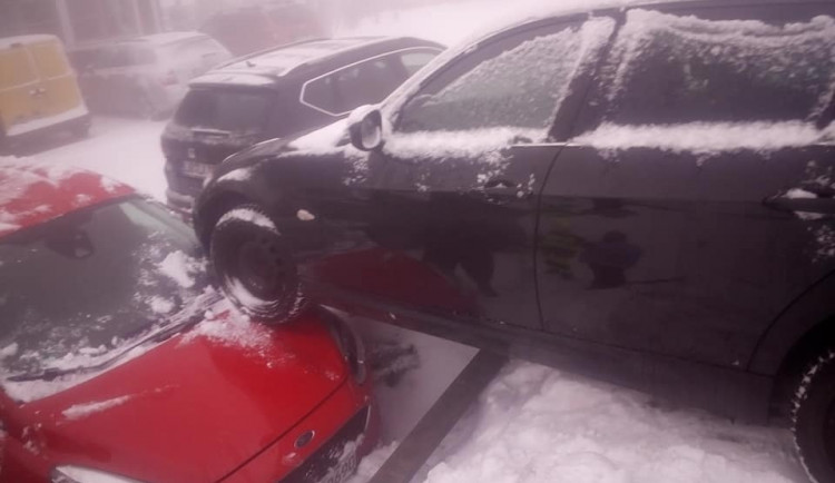 Kuriózní nehoda na Smědavě. Auto na parkovišti vjelo na jiný vůz