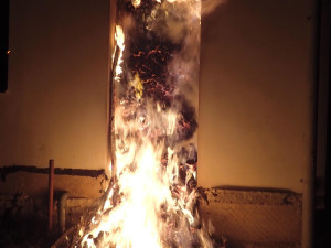 FOTO: V Jenišovicích hořel přístřešek u domu plný dřeva