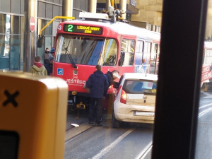 FOTO: V Rumunské se srazilo auto doručovací služby s tramvají, provoz byl zastaven