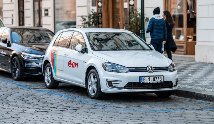 Elektromobil donutí člověka plánovat. Za následný pocit z jízdy to ale rozhodně stojí.