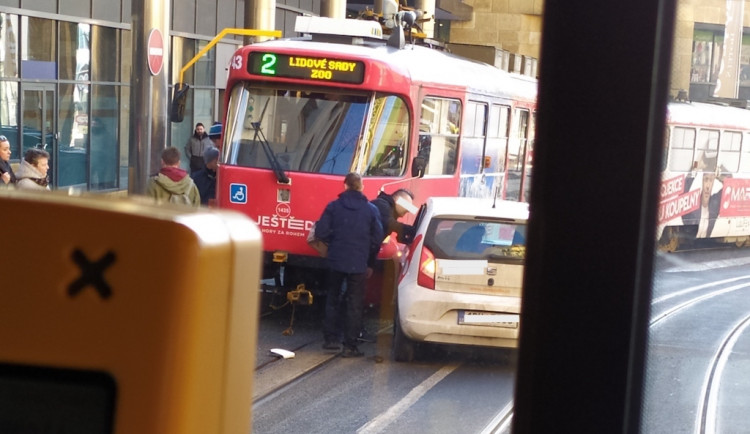 nehoda, Rumunská, policie, dopravní podnik, tramvaj