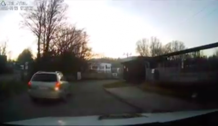 Muž narazil do značky, při odjíždění přehlédl strážníky a nacouval do jejich auta