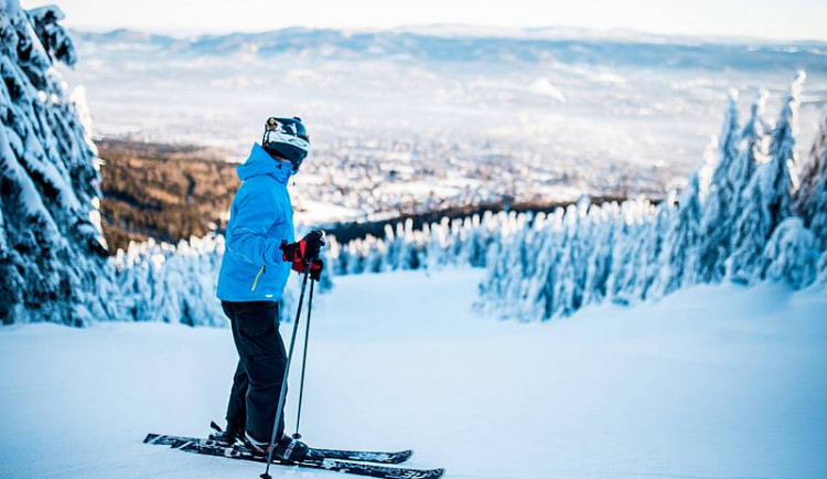 Skiareál Ještěd láká na lyžování za ceny vedlejší sezóny