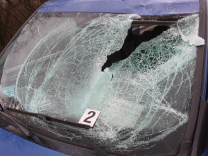 Na Frýdlantsku spadl led z náklaďáku a prorazil autu čelní sklo. Takové nehody nejsou výjimkou
