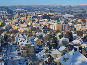 Hasiči zasahují v jablonecké radnici, uvnitř je cítit plyn. Všichni museli budovu opustit