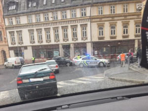 V Jablonci se střetly tři osobáky. Ve Frýdlantu srazilo auto chodce