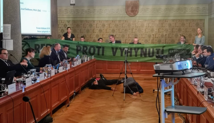 Na zastupitelstvu „zemřeli“ aktivisté.