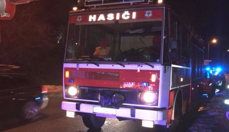 Při požáru bytu v Jilemnici byl vážně zraněn jeden člověk