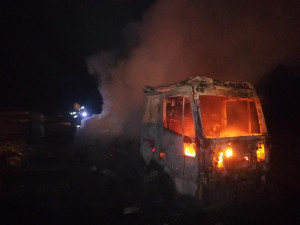 FOTO: Na Jablonecku hořelo nákladní auto. K požáru vyjely jednotky druhého požárního stupně