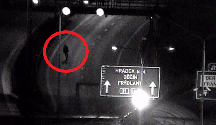 Muže zachytila kamera.