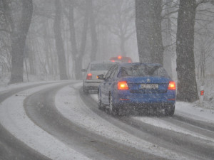 Sněhová předpověď se vyplnila, silničáři pro kamiony uzavřeli Oldřichovské sedlo