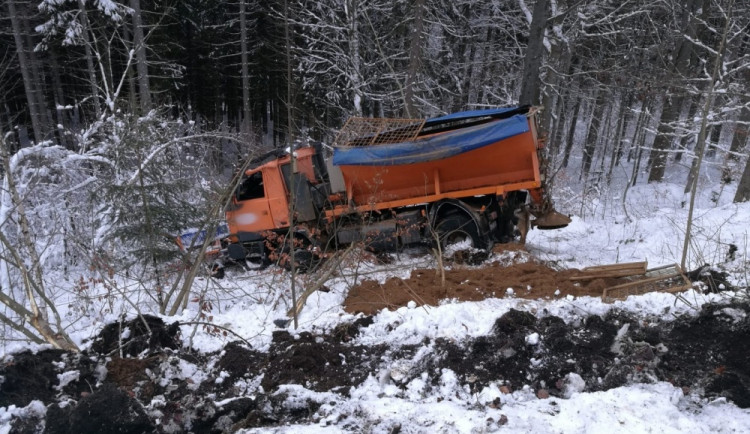 FOTO: Popadané stromy i nehoda sypače. Kvůli sněhu zasahovali hasiči u 57 událostí
