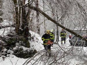 Sníh komplikoval od ranních hodin situaci na silnicích.